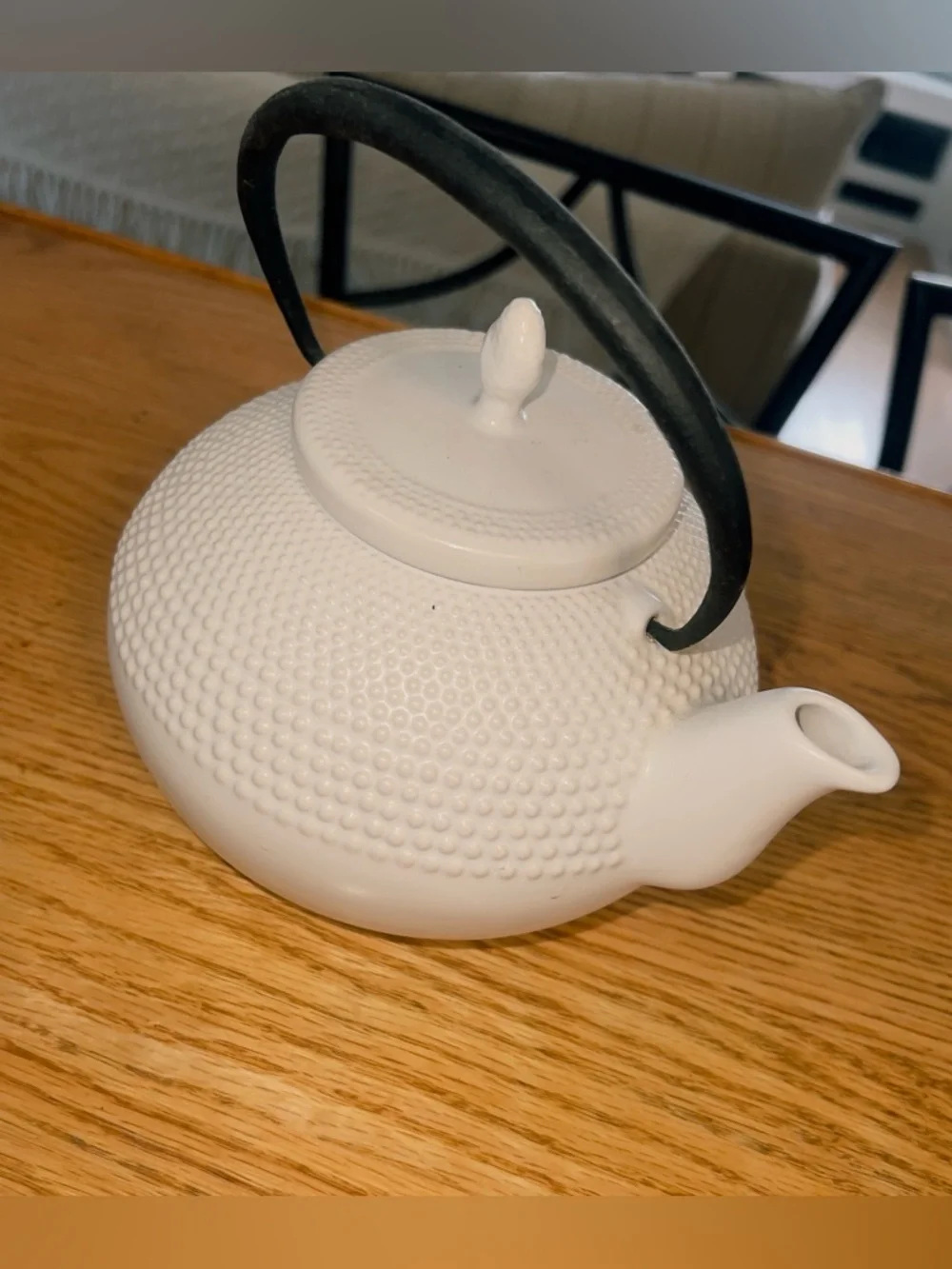 New crate and barrel serving tea pot with leaf strainer